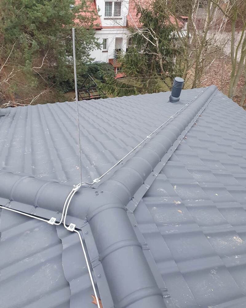 Instalacja odgromowa na dachu domu jednorodzinnego