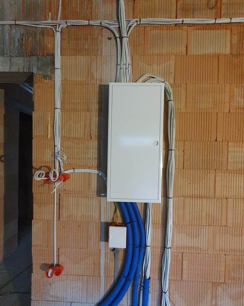Szafka instalacji niskoprądowej z okablowaniem